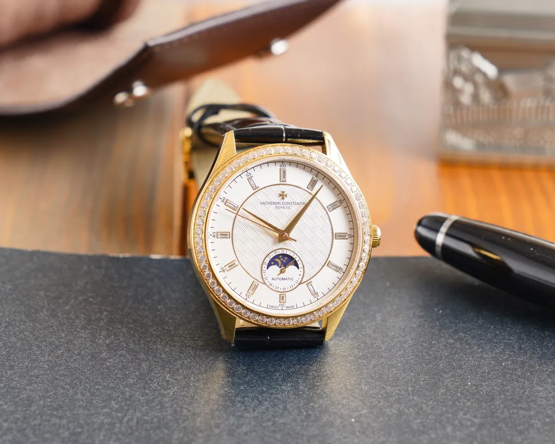 【Top Replica】💰4900! The new Vacheron Constantin 👫upgraded version of the true moon phase function watch series welcomes new members. The word is fashionable and high-end, using the unique Swiss ETA2824-2 special movement (zero repair), vibration frequency: 28800 oscillations per hour power reserve, sapphire glass, size 40x10mm, with Patek Philippe original pin buckle and steel strap, with super waterproof function, perfect harmony and beauty, your first choice 💑! !